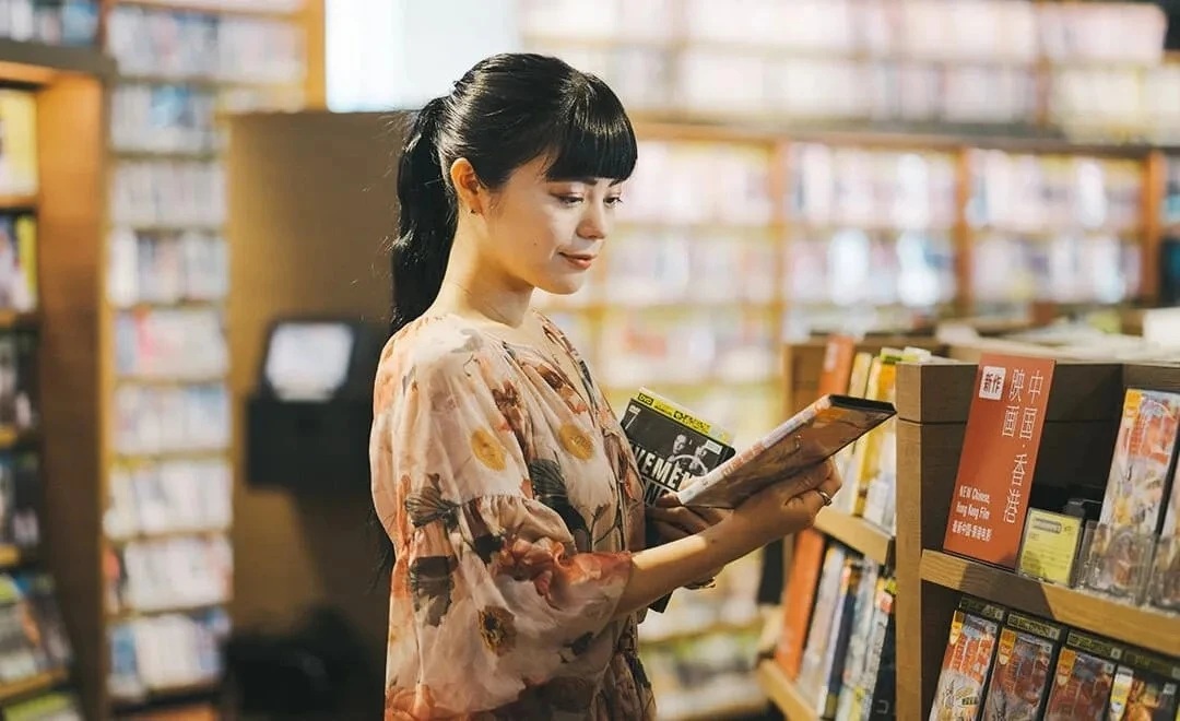 Một phụ nữ Nhật Bản trong hiệu sách. Ảnh: Medium.